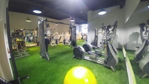 Spordikeskus ja/või sportimisvõimalused majutusasutuses Cross Health Spa Center