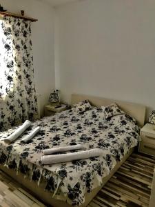 Tempat tidur dalam kamar di Casa De Sub Piatra