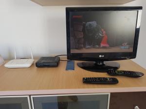 TV a/nebo společenská místnost v ubytování Cala Blanca 2 Frontal al Mar