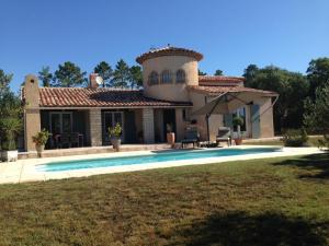 ファイエンスにあるVilla Terre d'Azur with heated private pool in South of Franceの目の前にスイミングプールがある家