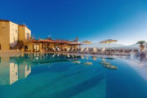 una grande piscina con sedie e ombrelloni di Hotel La Vue d'Or a Sorrento