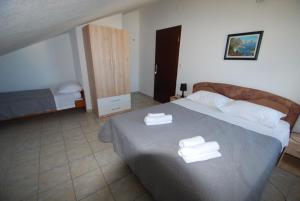 Een bed of bedden in een kamer bij Batinic Apartmani