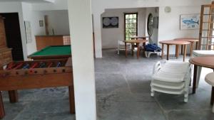 Biliár nebo kulečník v ubytování Flat Condominio Gaivotas Alcobaça BA a 100 metros do mar