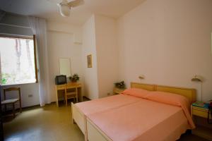 A bed or beds in a room at Hotel Santa Lucia Még 13 kép