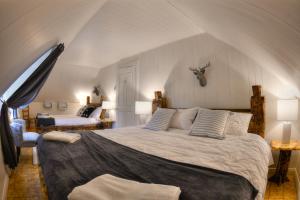 a bedroom with a large bed in an attic at Les 2 Iles - Les Chalets Spa Canada in La Malbaie