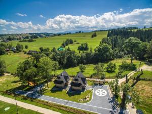 una vista aérea de una casa en un campo en Domki U Śliwioka, en Szaflary