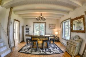 拉马巴耶Les 2 Iles的一间有桌椅和枝形吊灯的餐厅