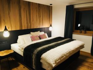 - une chambre avec un lit et une couverture dans l'établissement Ferienwohnung Lederer, à Fieberbrunn