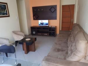 Una televisión o centro de entretenimiento en Apartamento Copacabana Sá 44