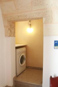 pralnia z pralką w rogu w obiekcie Casa a Santa Maria di Leuca w mieście Leuca