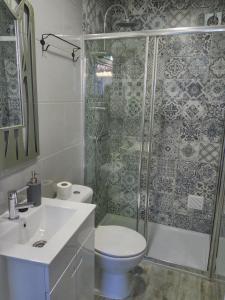 リスボンにあるAlfama Terraceのバスルーム(シャワー、トイレ、シンク付)