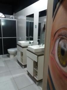 Uma casa de banho em Hostel Da Ilha De Sao Francisco Do Sul