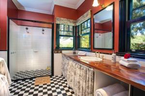 
A bathroom at Merrow Cottages - Forest Edge
