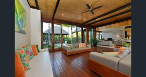Khu vực ghế ngồi tại Niramaya Villas and Spa