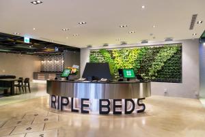 una hall con letti ayrilus a parete di Green World Triple Beds a Taipei