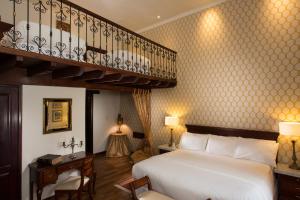 une chambre d'hôtel avec un lit et un escalier dans l'établissement Hotel Boutique Santa Lucia, à Cuenca