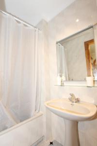マラガにあるViviendaVelardeの白いバスルーム(シンク、シャワー付)