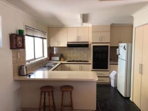 Η κουζίνα ή μικρή κουζίνα στο Echuca Retreat Holiday House