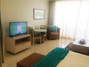 TV in/ali zabaviščno središče v nastanitvi BASE Holidays - Ettalong Beach Premium Apartments