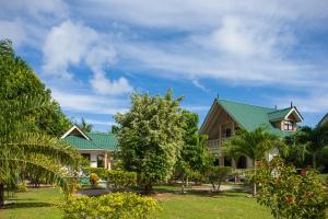 una casa con techo verde en Chalets d'Anse Reunion, en La Digue