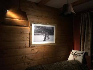 ザコパネにあるMy second home - Chamonix Style Apartmentの熊の絵が描かれたベッドルーム