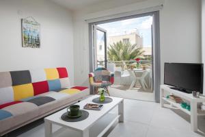 sala de estar con sofá y TV en Myrtiana Apartments en Nicosia
