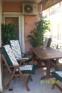 una mesa de madera y sillas en un patio en Quiet spacious apartment in Nafplio, en Nauplia
