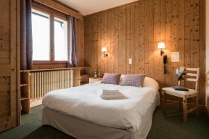 Logis Hôtel Le Caprice Des Neigesにあるベッド