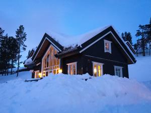 
a house that is in the snow at Lemonsjøen-Jotunheimen-Besseggen in Stuttgongfossen
