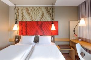 Postel nebo postele na pokoji v ubytování ibis Hotel München Messe + 37 fotografií