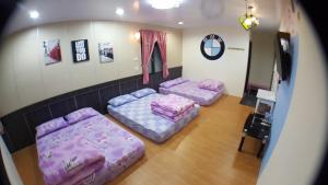 Llit o llits en una habitació de 龍園旅館Long Yuan Hotel