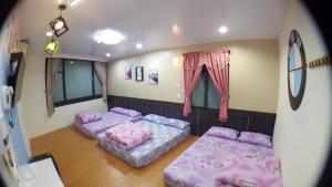 Llit o llits en una habitació de 龍園旅館Long Yuan Hotel
