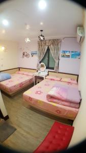 Postel nebo postele na pokoji v ubytování 龍園旅館Long Yuan Hotel