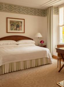 Postel nebo postele na pokoji v ubytování Four Seasons Hotel Milano