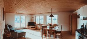 ein Wohnzimmer mit einem Tisch und einem Esszimmer in der Unterkunft Ferienwohnung Thannen in Lingenau