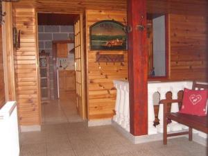 - un couloir d'une maison avec un mur en bois dans l'établissement chez Andréa, à Le Mont-Dore