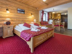 1 dormitorio con 1 cama grande en una habitación en Apartamenty widokowe Cztery Pory Roku, en Kościelisko