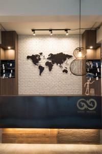 Una mappa del mondo su un muro in un negozio di Natee Hostel a Bangkok