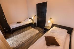 a small bedroom with two beds and a mirror at Divčibarski Vajati in Divčibare
