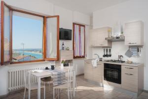 Кухня или мини-кухня в Viverenumana appartamenti la tua casa in centro a pochi passi dal mare
