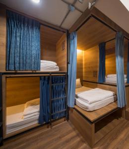 Letto o letti in una camera di Natee Hostel