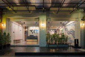 una hall di un edificio con un murale di Natee Hostel a Bangkok