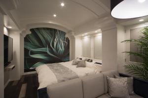 a bedroom with a large bed and a large painting at WA HOTEL TIMELESS RESORT - Adult Only in Wakayama
