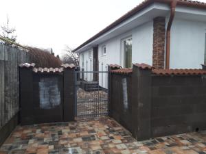 czarny płot przed domem w obiekcie M47 Vendégház-Airport w Debreczynie