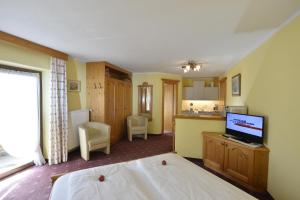 Telewizja i/lub zestaw kina domowego w obiekcie Pension und Apartments Landhaus Marie