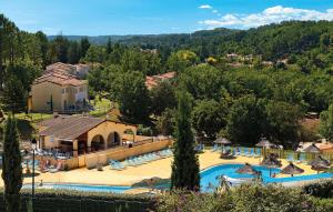 - une vue aérienne sur un complexe avec une piscine dans l'établissement Résidence Odalys Les Hauts de Salavas, à Salavas