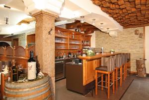 una sala de cata de vinos con un bar con botellas de vino en Aparthotel Krösbacher en Fulpmes