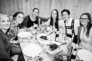 オーベルストドルフにあるアルガウハウスの食卓に座る女性の集団