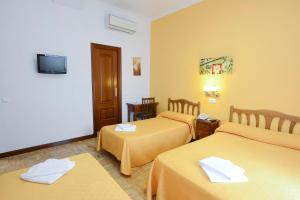 A bed or beds in a room at Hostal Edreira Még 37 kép