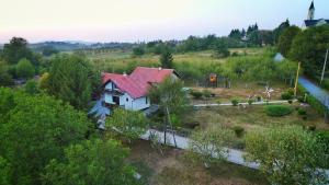 una vista aérea de una casa con techo rojo en Guest house Jandric, en Drežnik Grad